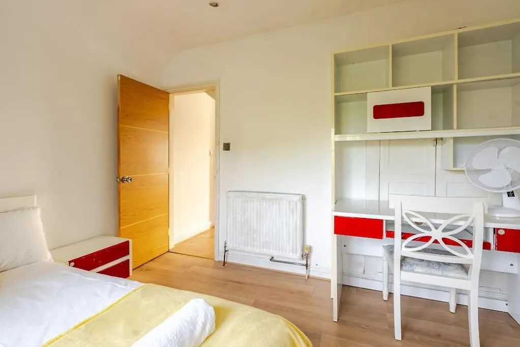 Spacious 4Bed House In London-20 Mins To Central Eltham Holiday home