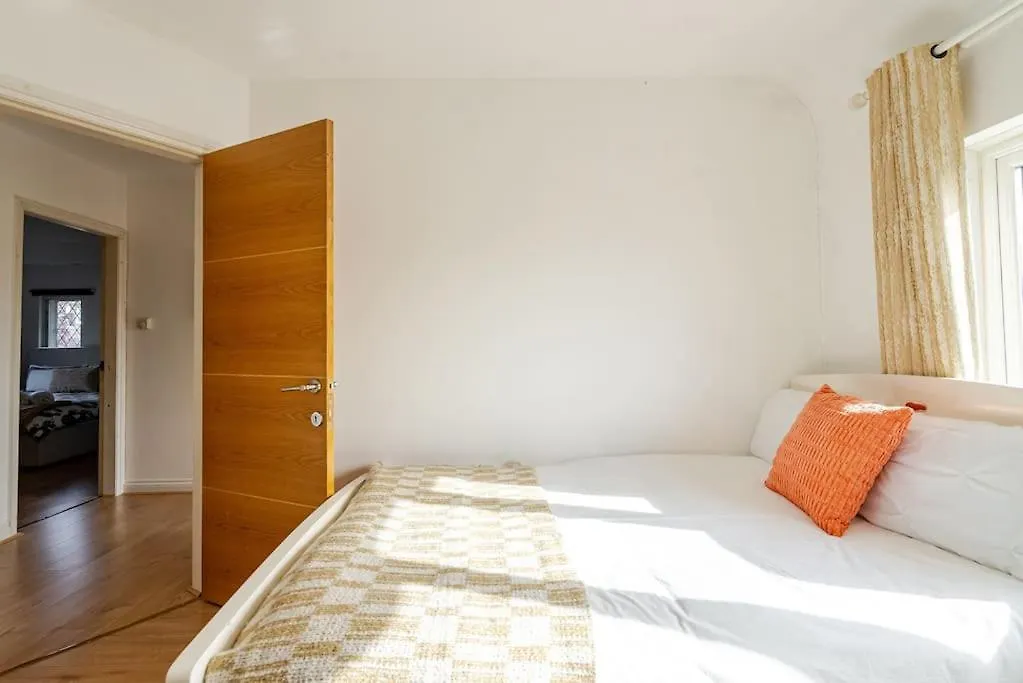 Spacious 4Bed House In London-20 Mins To Central Eltham