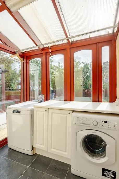 Spacious 4Bed House In London-20 Mins To Central Eltham