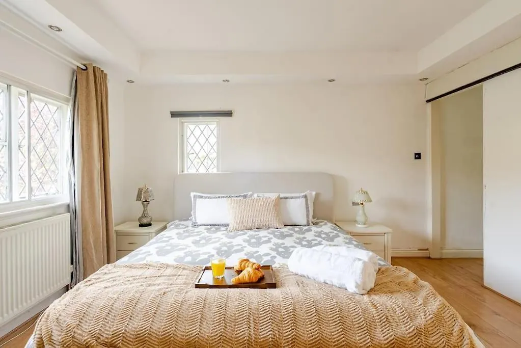Spacious 4Bed House In London-20 Mins To Central Eltham