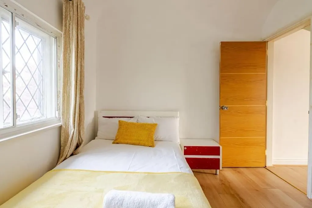 Spacious 4Bed House In London-20 Mins To Central Eltham