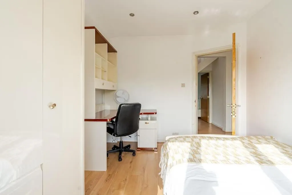Spacious 4Bed House In London-20 Mins To Central Eltham Holiday home