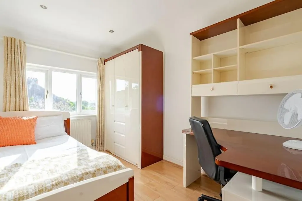 Spacious 4Bed House In London-20 Mins To Central Eltham Holiday home