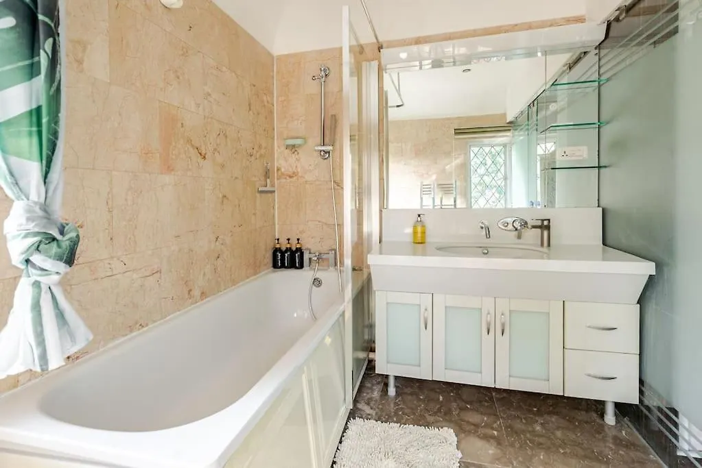 Spacious 4Bed House In London-20 Mins To Central Eltham