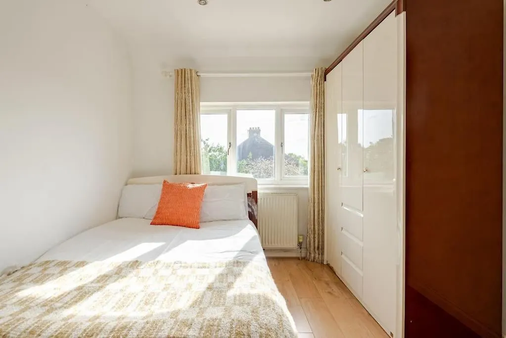 Spacious 4Bed House In London-20 Mins To Central Eltham